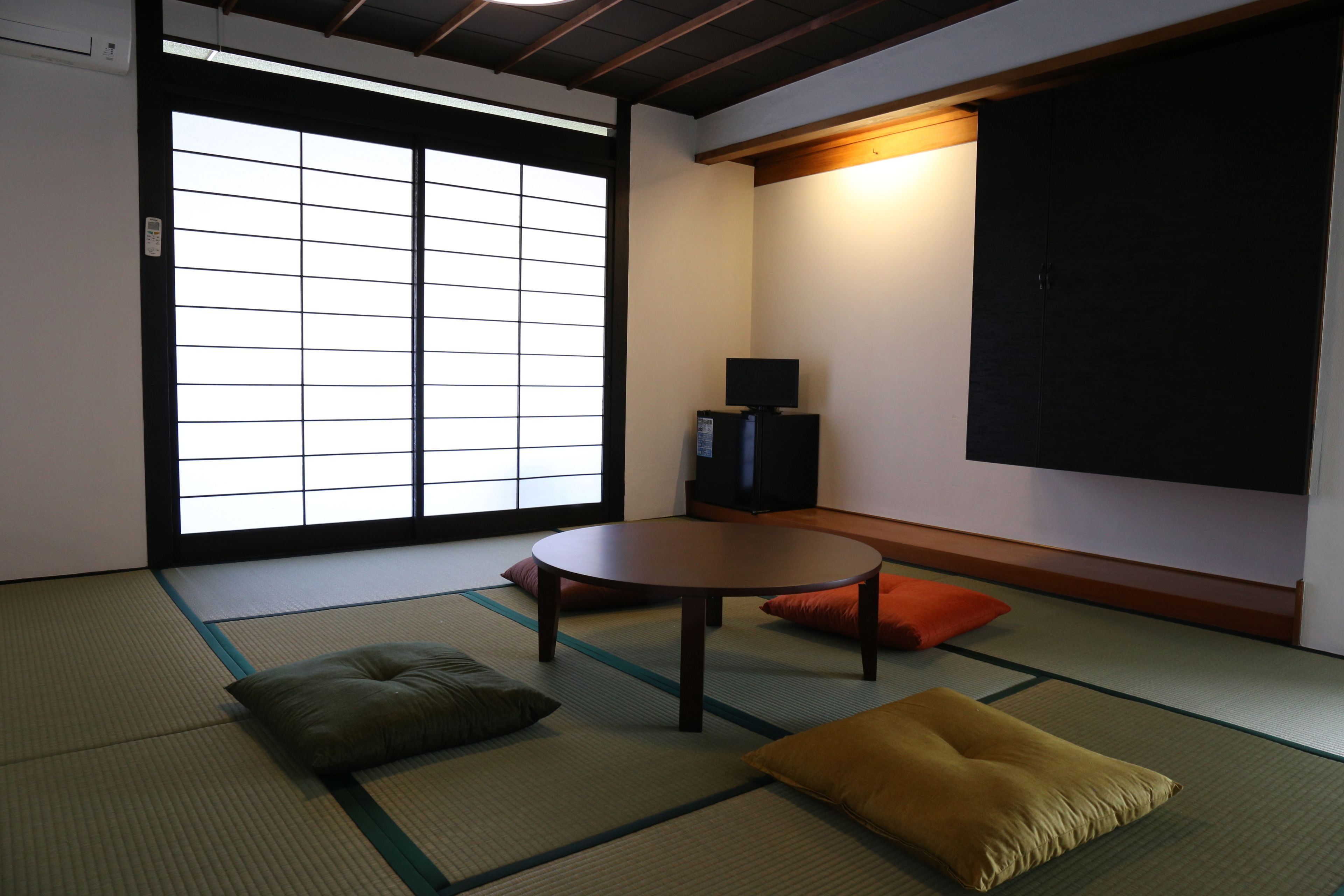 Quarto luxo, banheiro compartilhado (Japanese Style) | Escrivaninha, Wi-Fi de cortesia, individualmente decorados