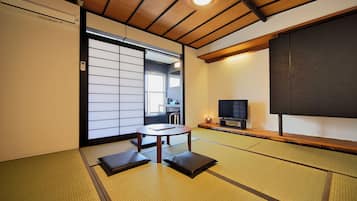 ํธ๋๋์
๋๋ฃธ, ์นจ๋(์ฌ๋ฌ ๊ฐ), ๊ณต์ฉ ์์ค (Standard Japanese Style) | ๊ฐ๊ฐ ๋ค๋ฅธ ์คํ์ผ์ ์ธํ
๋ฆฌ์ด, ์ฑ
์, ๋ฌด๋ฃ WiFi