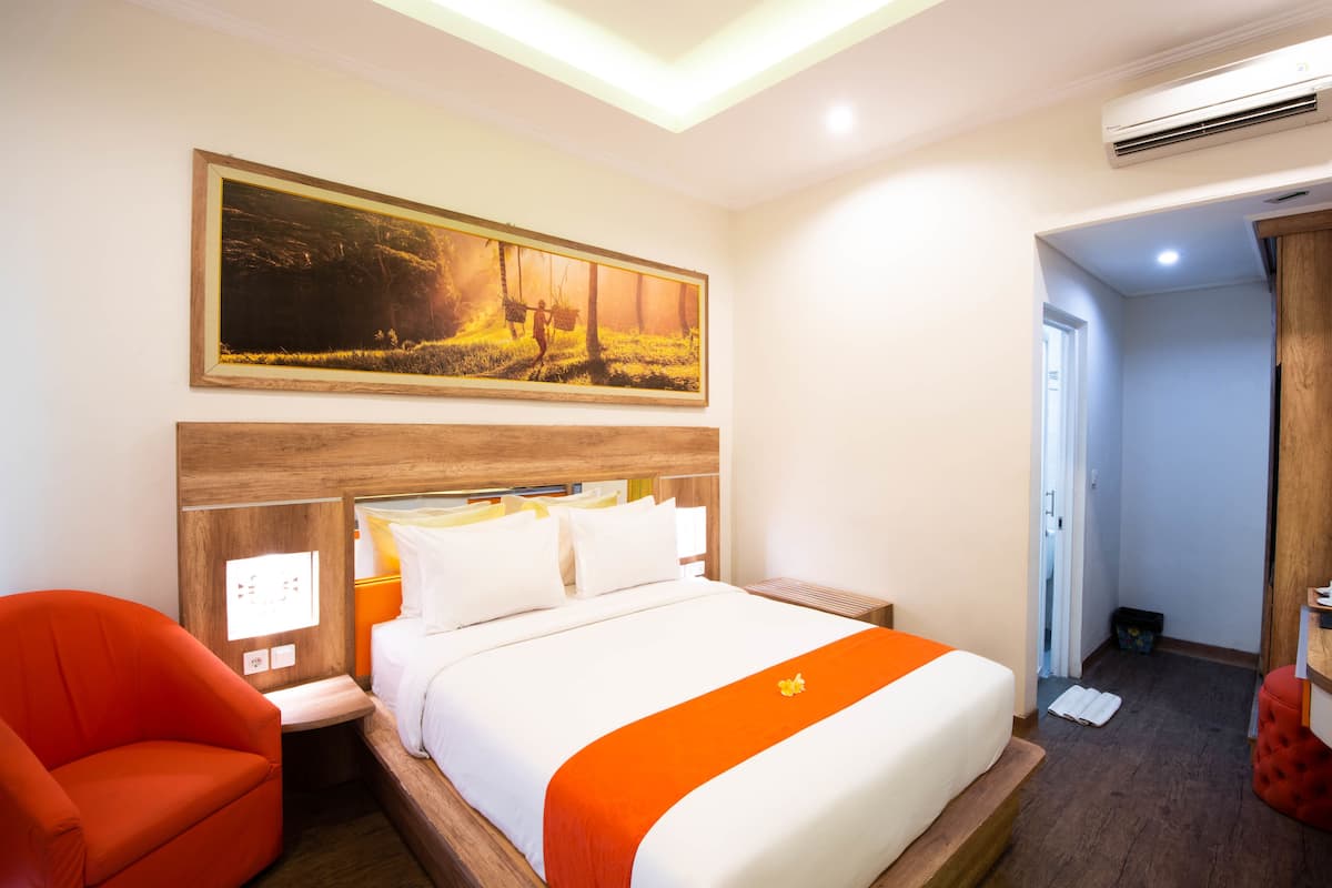 Deluxe Room, Pool View | Minibar, in-room safe, desk, blackout drapes
