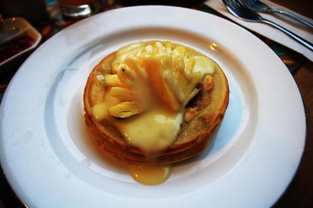 Menyajikan hidangan lokal dan internasional