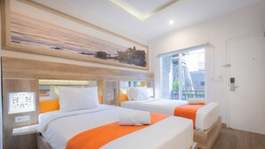 Habitación de hotel con dos camas, un ventanal grande y un cuadro en la pared.