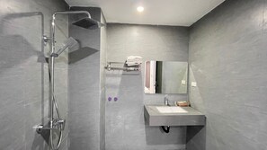 Shower, rainfall showerhead, hair dryer, slippers - Thanh Nam Hotel (Vinh)