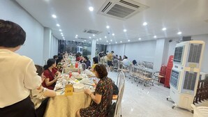 A dining area with tables set for a meal, chairs, and air conditioning units. - Thanh Nam Hotel (Cua Lo)