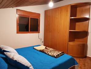 Appartement, 3 chambres, vue sur la mer | 3 chambres, rideaux d’obscurcissement, accès au Wi-Fi (inclus)