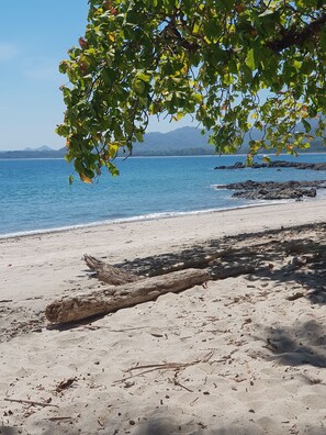 Beach nearby, white sand, beach shuttle, beach bar - Welcome to House Beach and River (Paquera)
