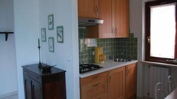 Kühlschrank, Herdplatte, Wasserkocher mit Kaffee-/Teezubehör