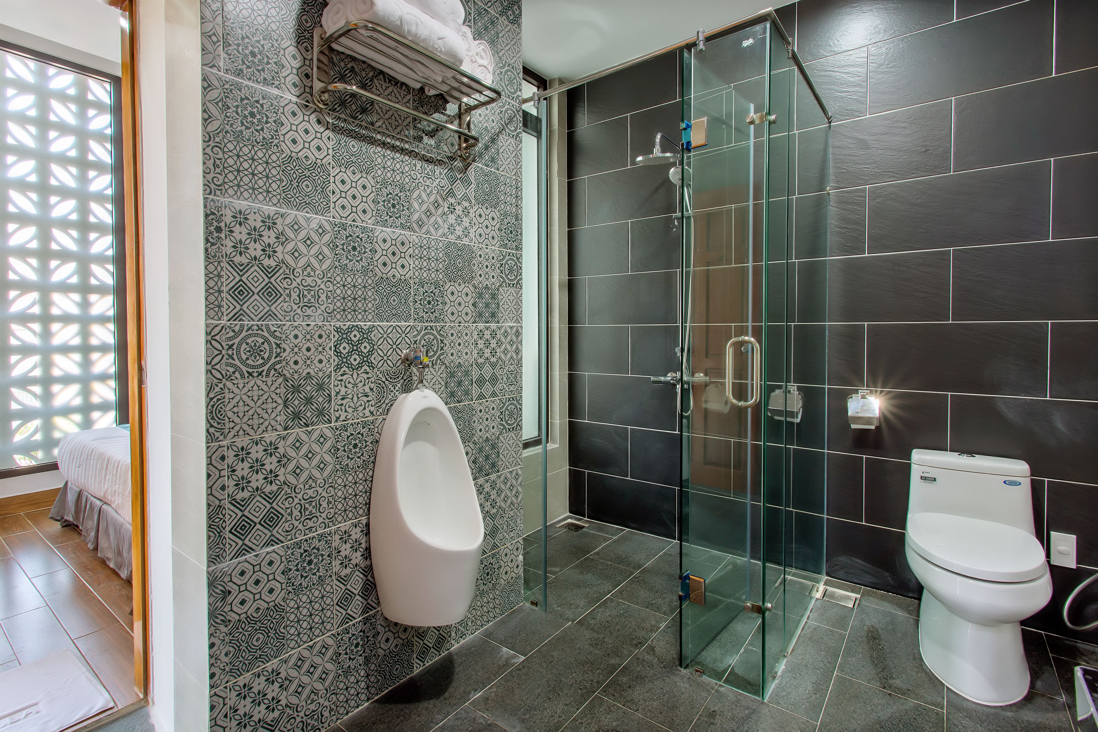 shower, hydromassage showerhead, free toiletries, hair dryer