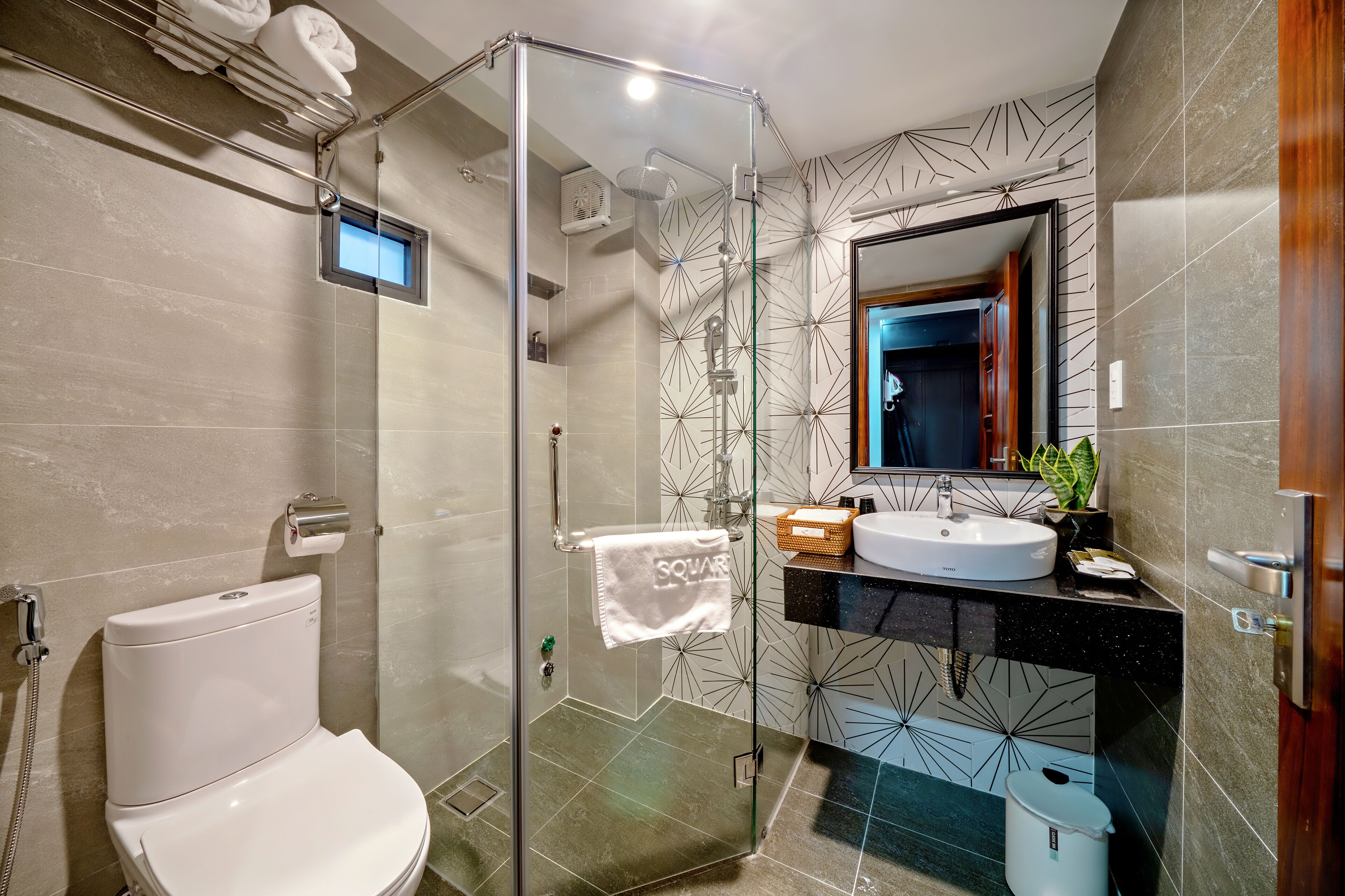 grand room, 1 king bed | bathroom | shower, hydromassage showerhead, free toiletries, hair dryer