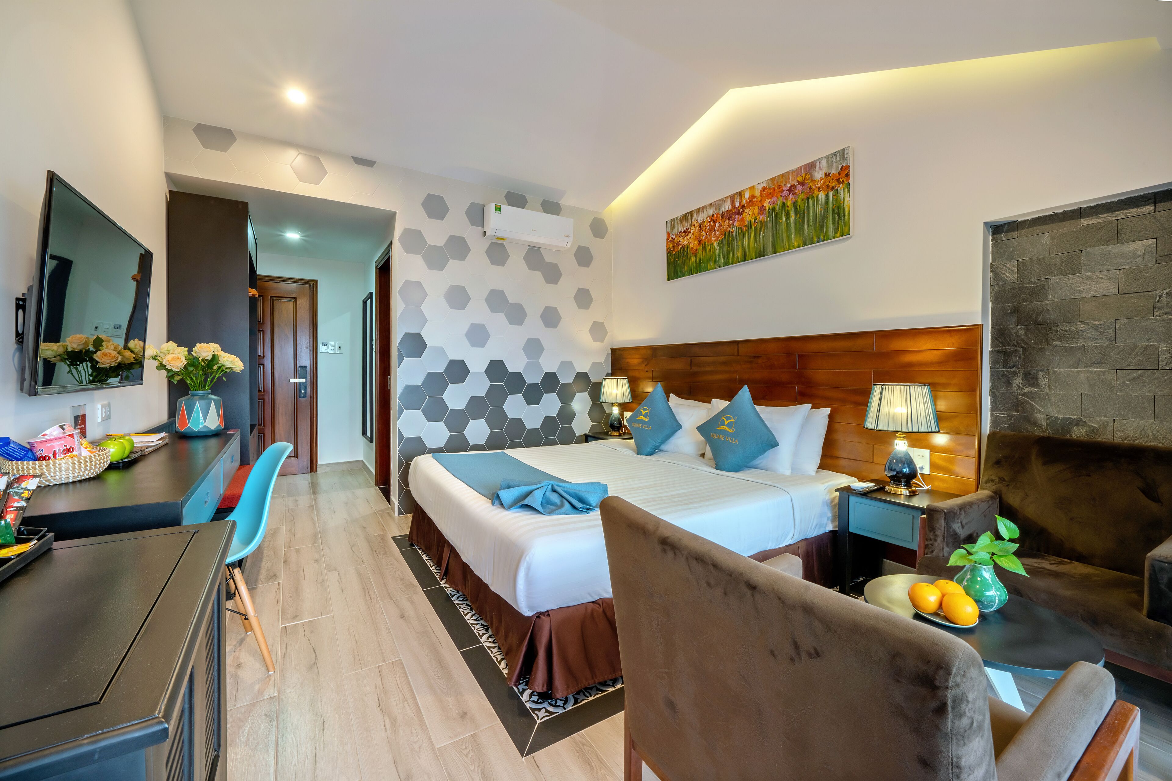 grand room, 1 king bed | premium bedding, pillow-top beds, minibar, in-room safe