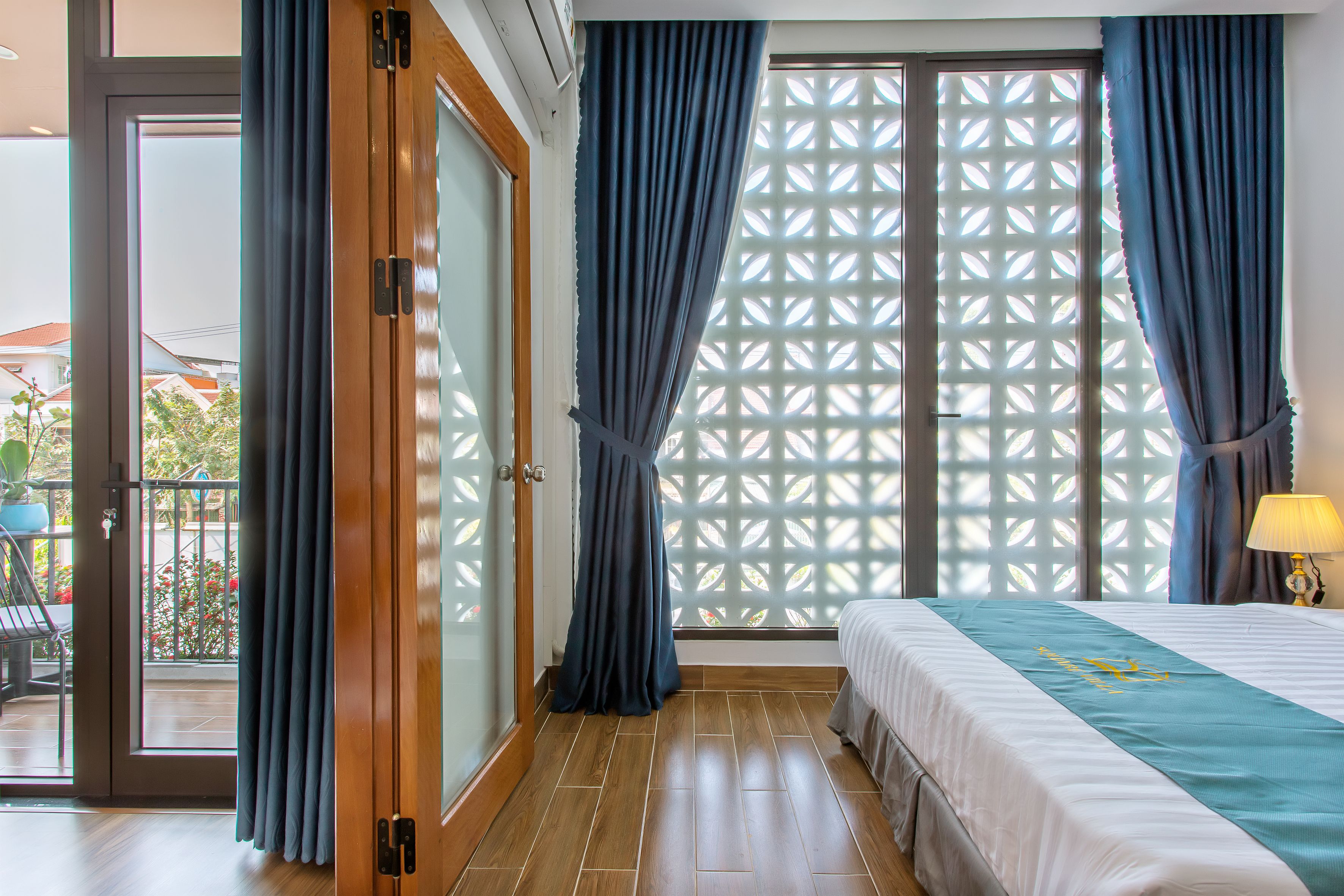 premium bedding, pillow-top beds, minibar, in-room safe