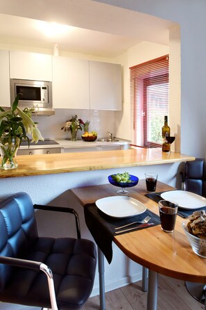 Condo (B) | In-room dining - Haus Gronau (Bergisch Gladbach)