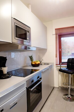 Condo (B) | Private kitchen | Full-size fridge, microwave, stovetop, coffee/tea maker - Haus Gronau (Bergisch Gladbach)