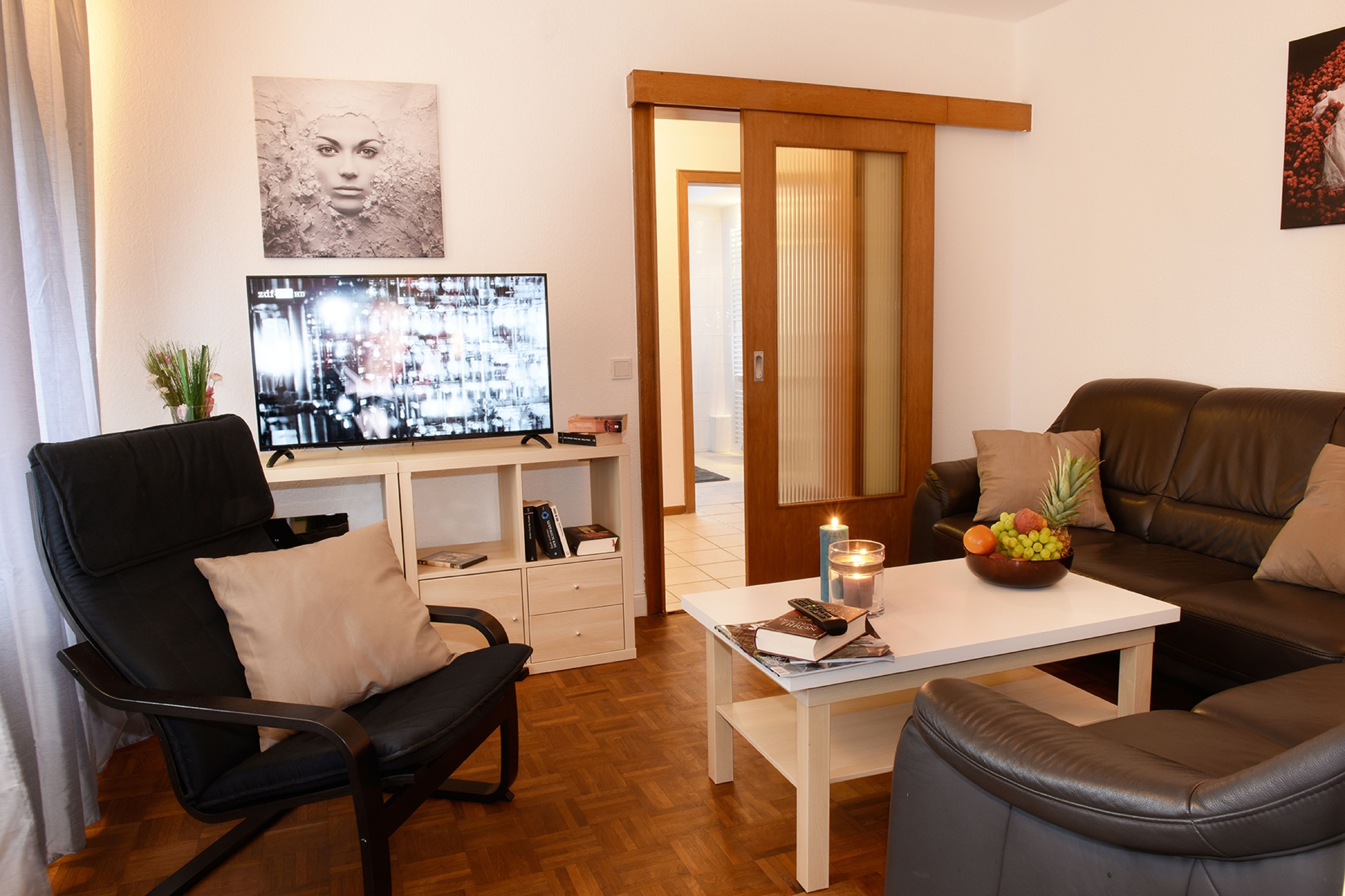 อพาร์ทเมนท์ (C) | บริเวณนั่งเล่น | ทีวีจอแบน