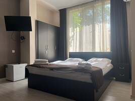 Deluxe Triple Room | Blackout drapes, iron/ironing board, free WiFi, bed sheets