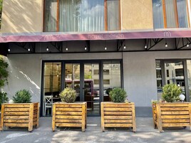 Konaklama yerinin ön cephesi