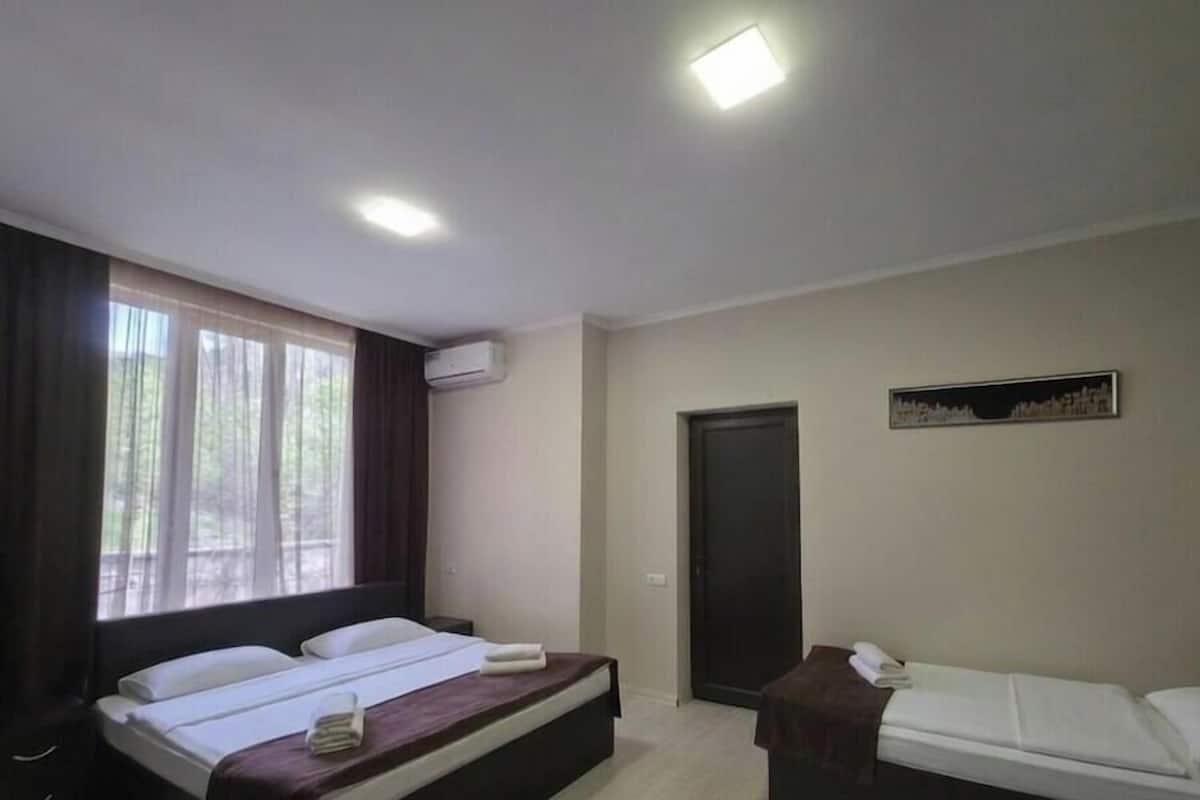 Deluxe Triple Room | Blackout curtains, iron/ironing board, free WiFi, bed sheets