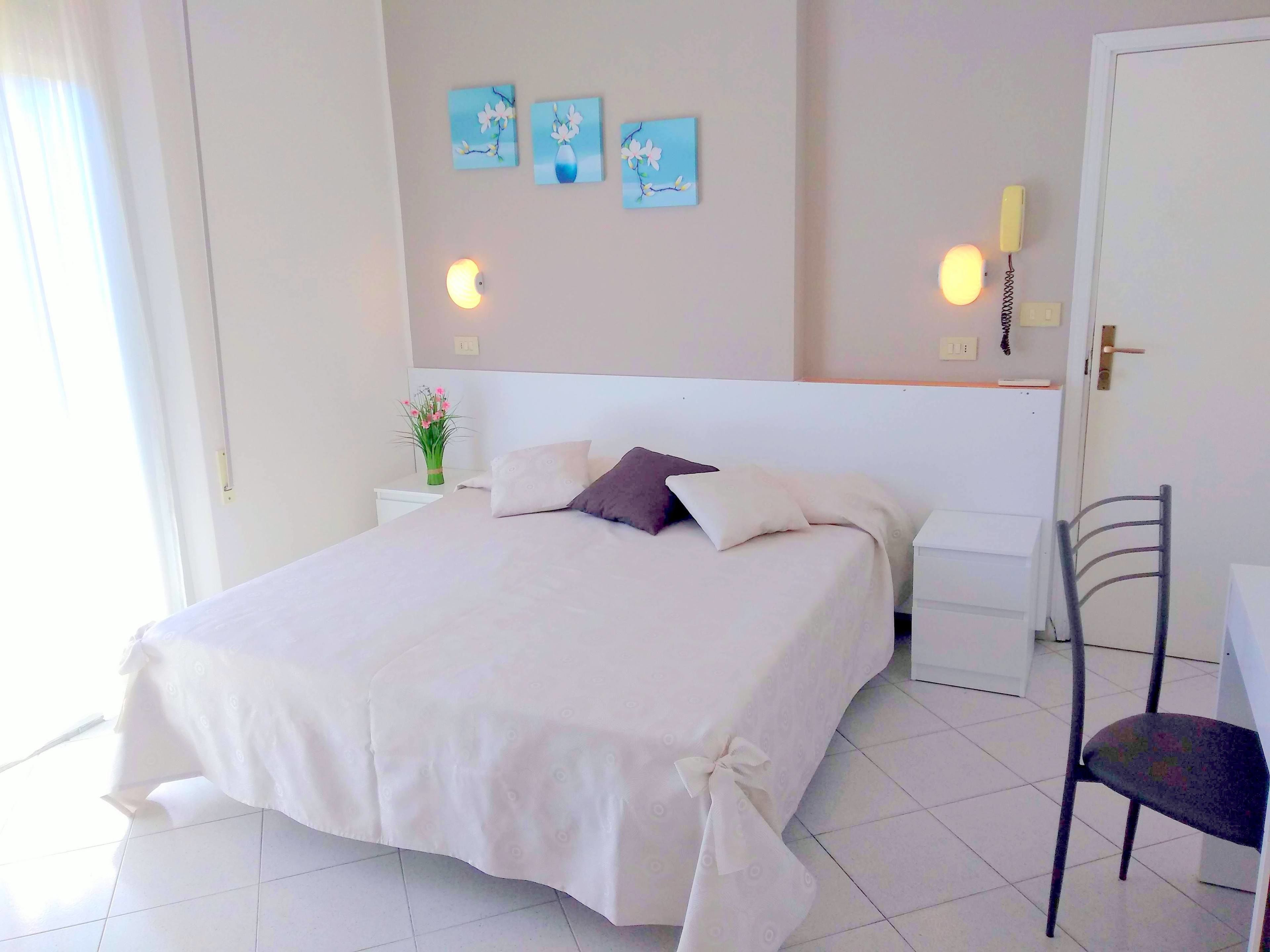 客房内保险箱、办公桌、免费 WiFi、床单