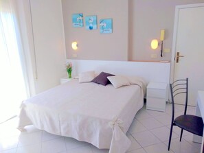 Zimmersafe, Schreibtisch, kostenloses WLAN, Bettwäsche