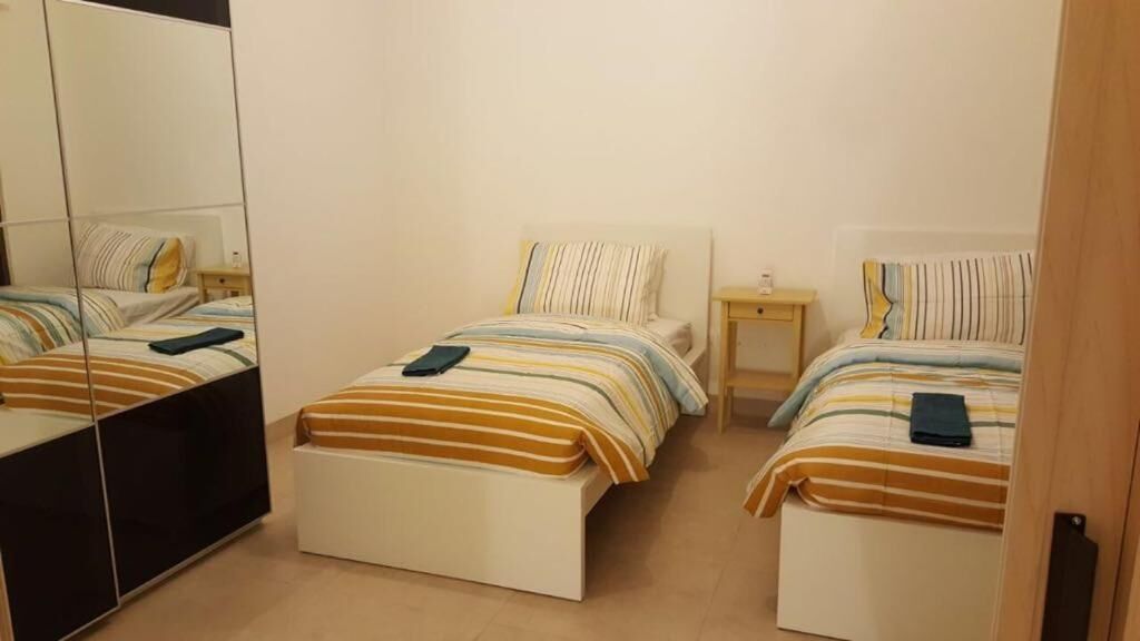 Iron/ironing board, bed sheets