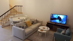 Villa, 3 habitaciones | Área de sala de estar | Televisión LED de 37 pulgadas con canales vía satélite y televisión 