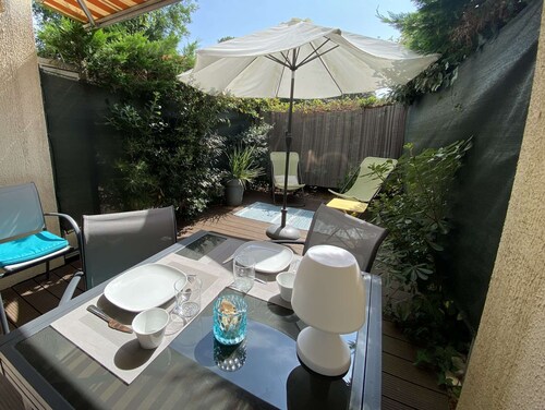 Studio cabin with beautiful terrace near the beach