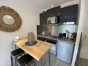 Fridge, dishwasher, cookware/dishes/utensils - Studio cabin with beautiful terrace near the beach (ARCACHON)