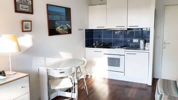 Fridge, cookware/dishes/utensils