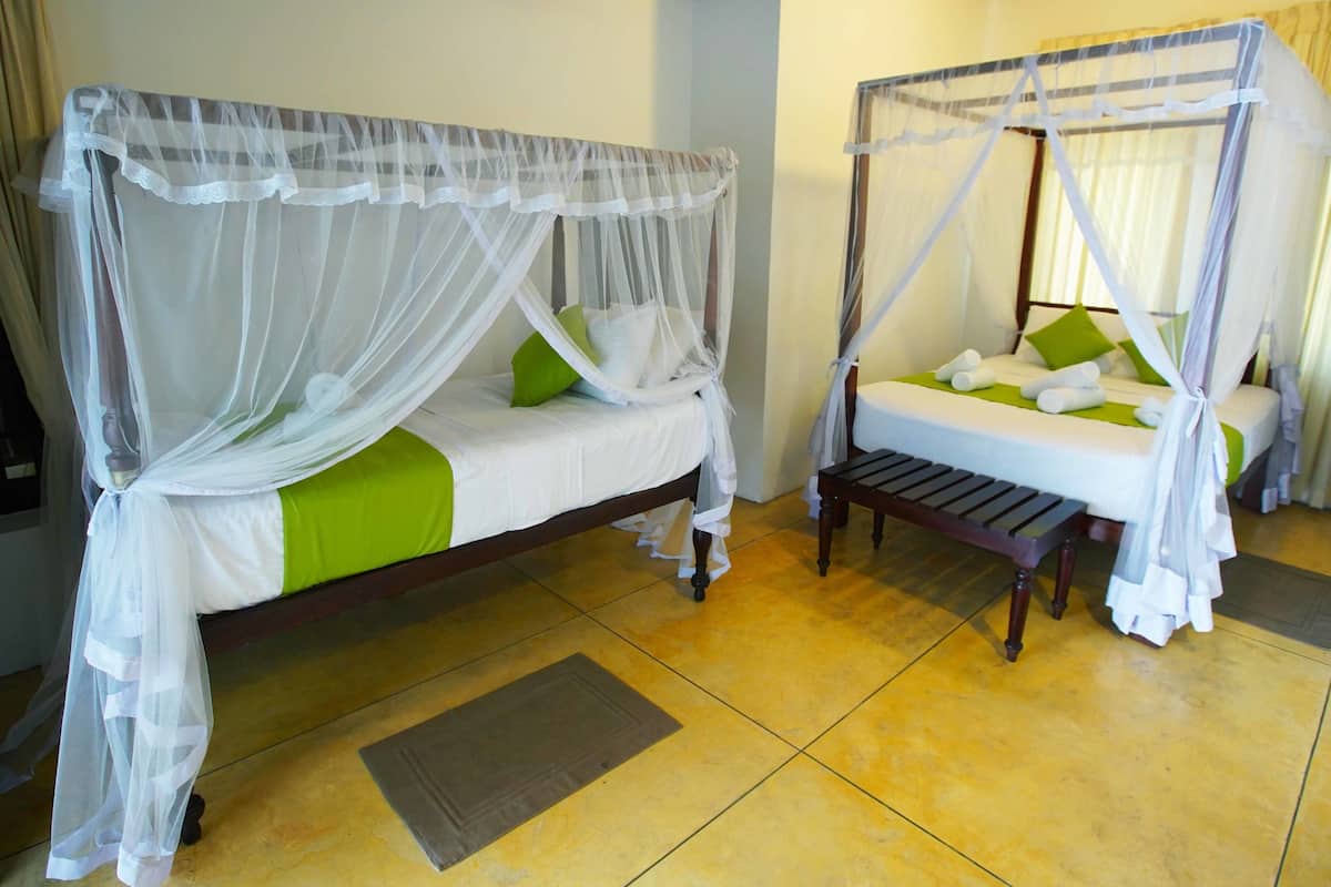 Habitación superior, varias camas | 1 habitación, escritorio, tabla de planchar con plancha y wifi gratis