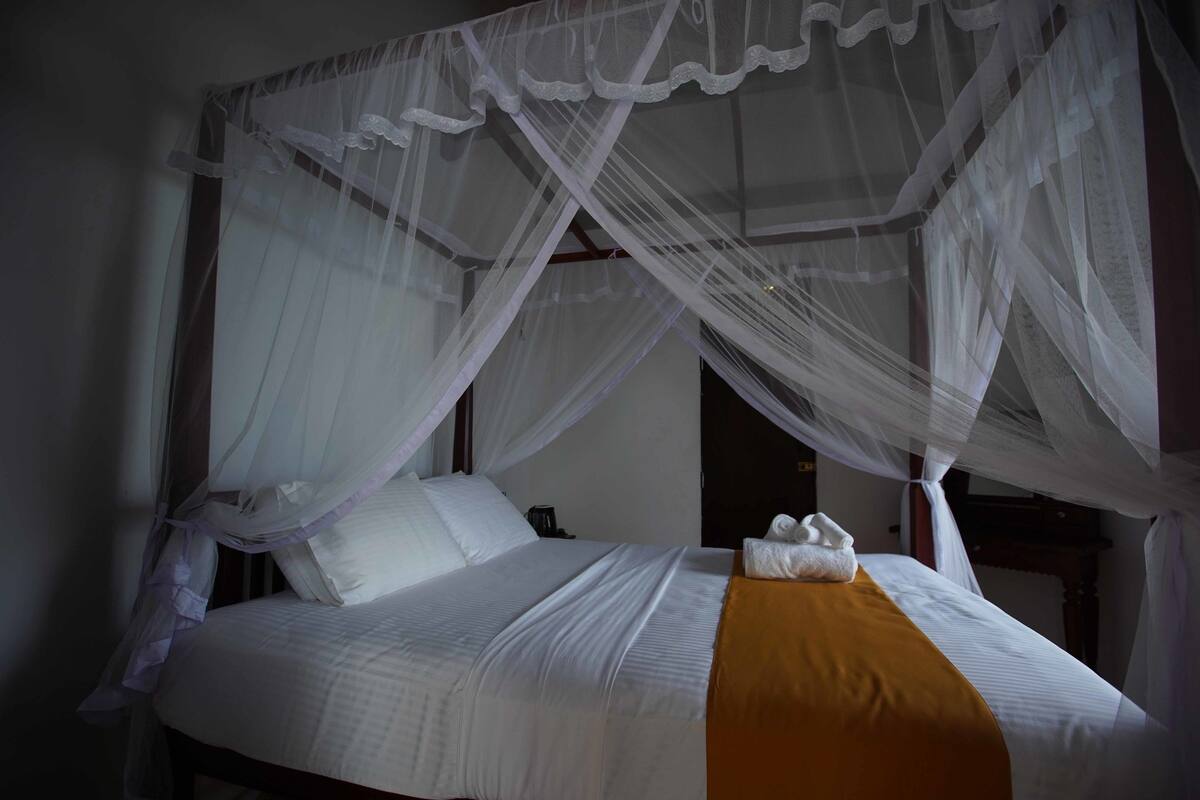 Superior Room, 1 Queen Bed | Desk, iron/ironing board (on request), WiFi (free), bed sheets