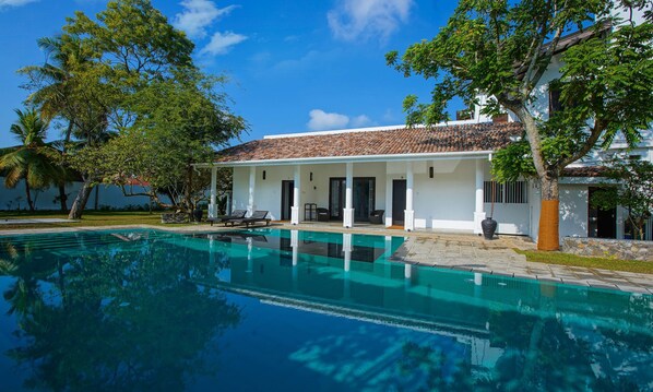 Outdoor pool, sun loungers - Kapugedara297 (Galle)