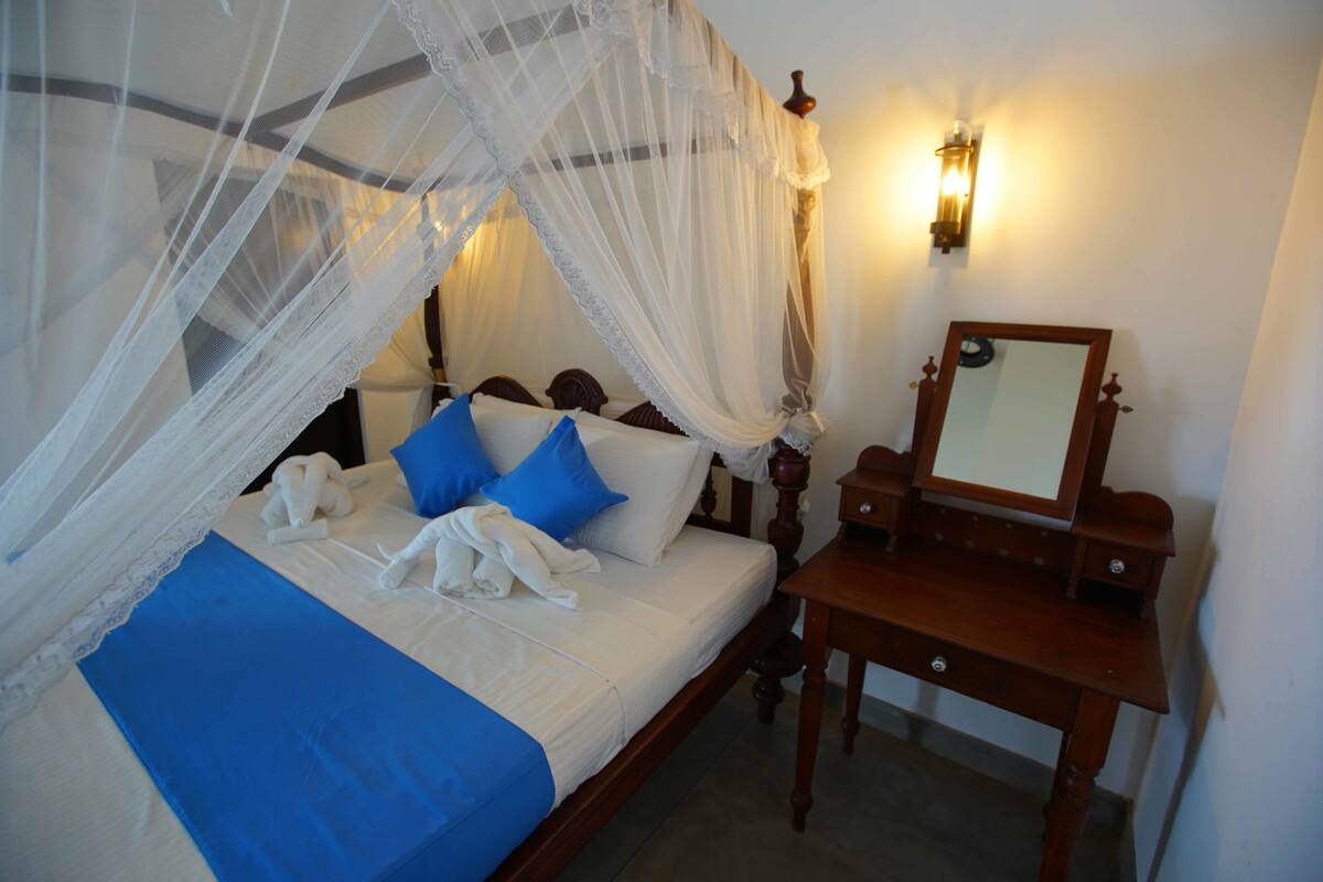 Deluxe Room, 1 King Bed | Desk, iron/ironing board (on request), WiFi (free), bed sheets