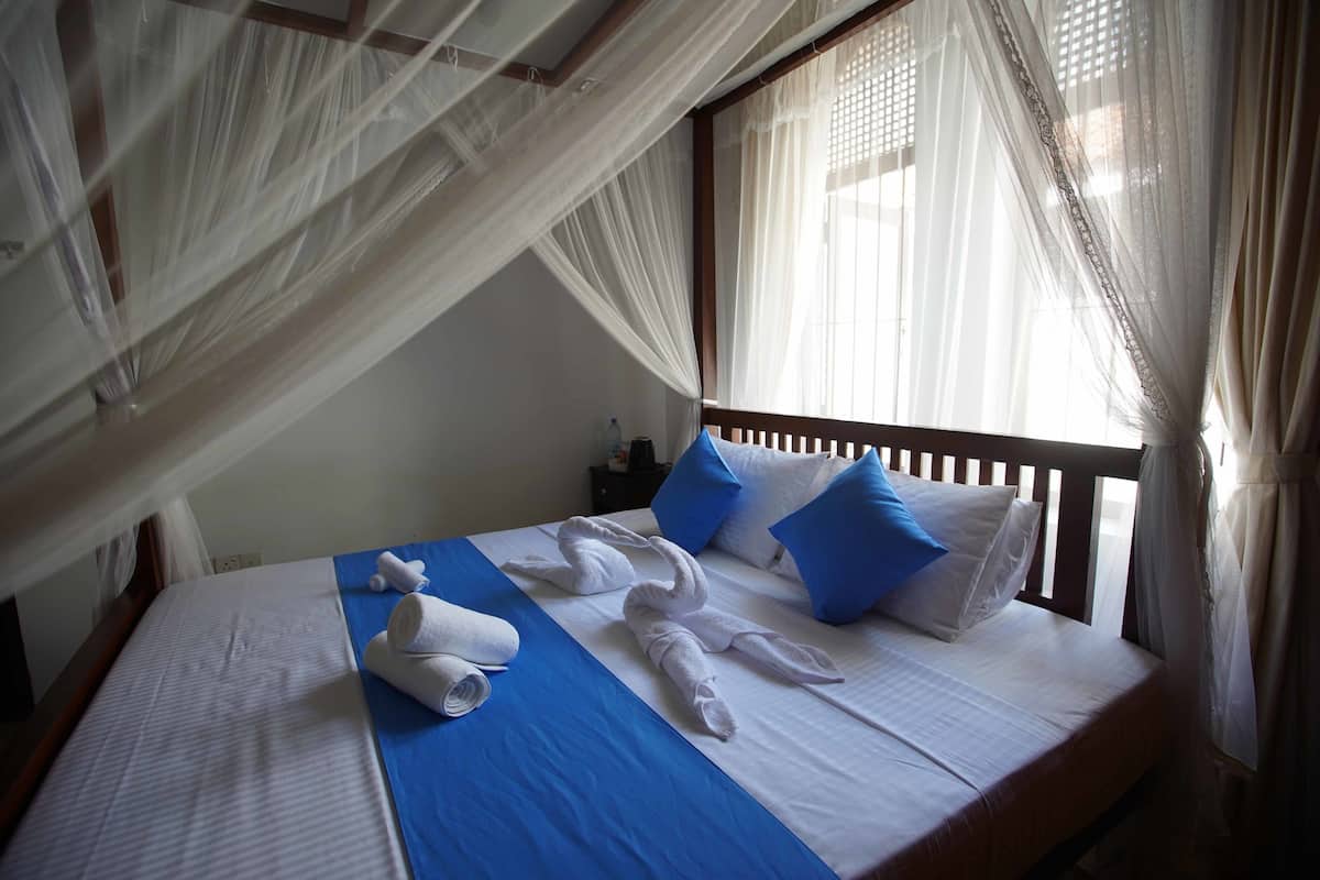 Superior Room, 1 King Bed | Desk, iron/ironing board (on request), WiFi (free), bed sheets