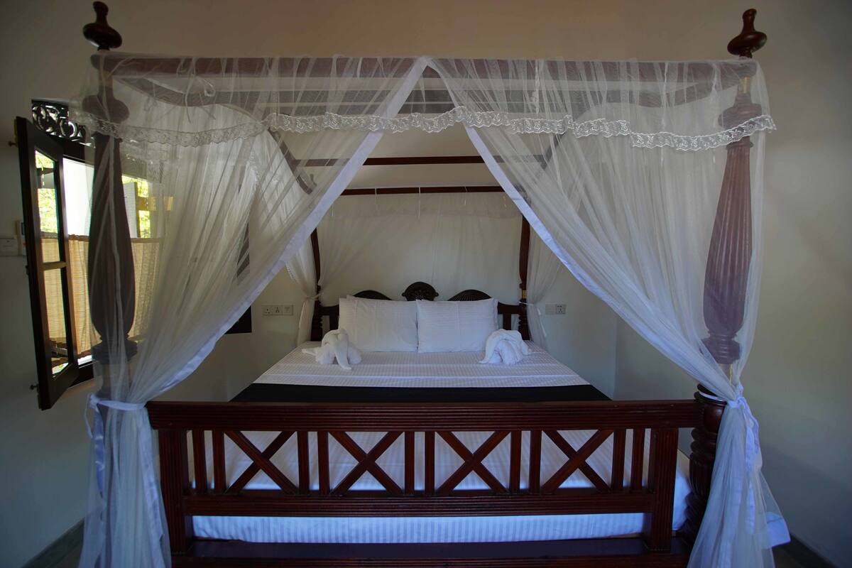 Deluxe Room, 1 King Bed | Desk, iron/ironing board (on request), WiFi (free), bed sheets