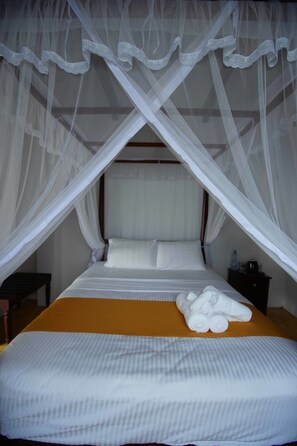 Escritorio, tabla de planchar con plancha, wifi gratis y ropa de cama 