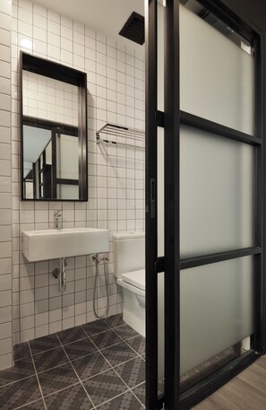 Enkeltrom | Bad | Dusj, regndusjhode, toalettartikler (inkludert) og hårføner