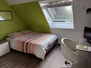 4 bedrooms, iron/ironing board, WiFi