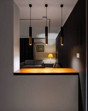 Lägenhet Deluxe - 1 queensize-säng | Vardagsrum | 32-tums LCD-tv med satellitkanaler, tv och eldstad