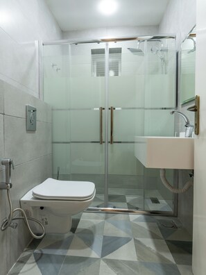 Estudio Deluxe, 1 cama de matrimonio | Baño | Bañera y ducha independientes y artículos de higiene personal gratuitos
