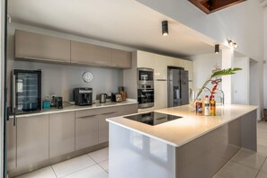 Fridge, microwave, oven, stovetop - Villa Vista Mar – 3 Bedrooms | Private Pool & Panoramic Ocean View (Sainte-Anne)