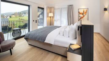 Moderne Suite mit Balkon (eigene Infrarotkabine) | 防敏寢具、迷你吧、房內夾萬、書桌