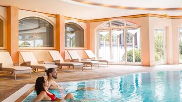 2 個室內泳池、2 個室外泳池;07:00 至 22:00 開放;泳池傘、躺椅