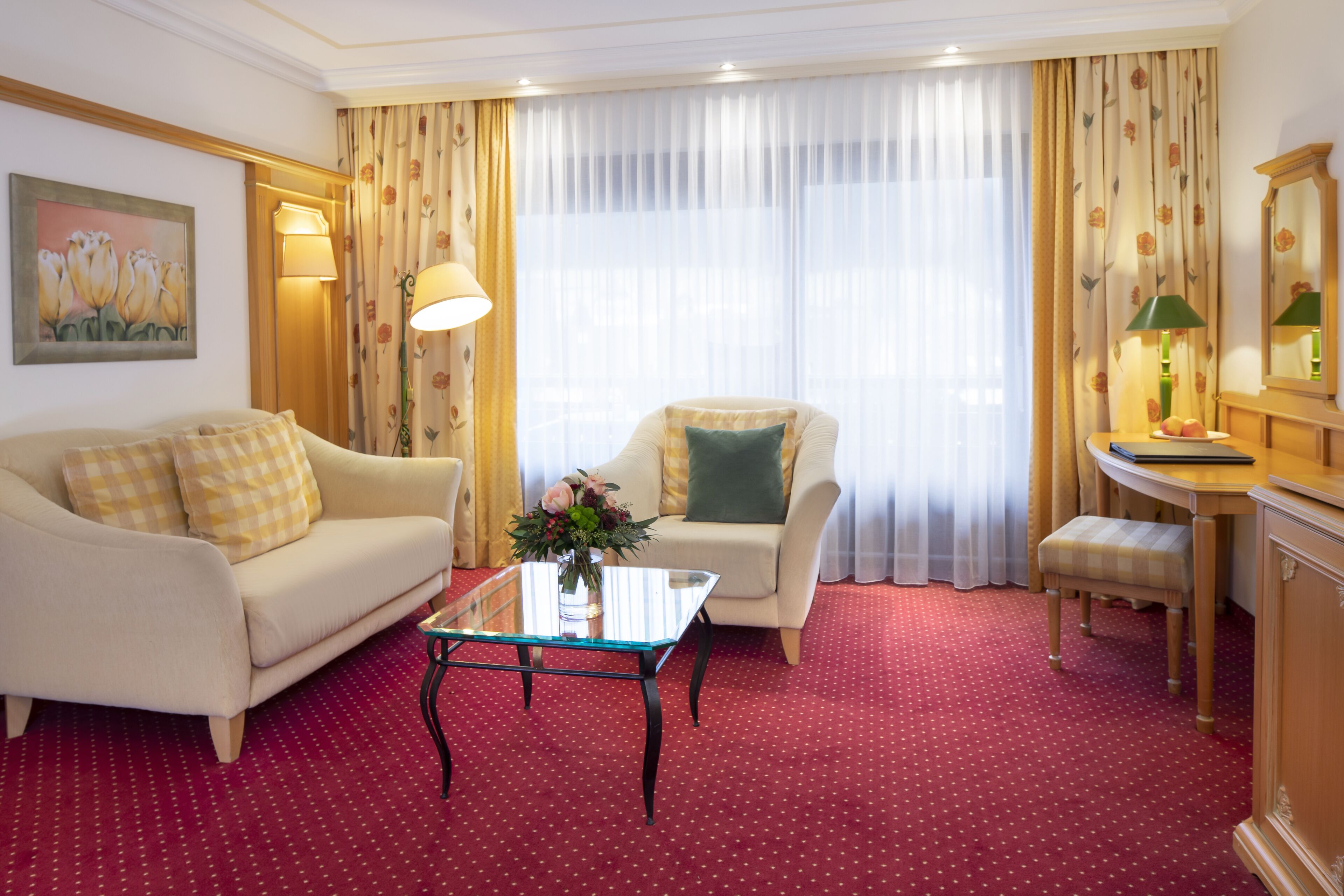 spacious double room in haus hirschauerwald | living area | books