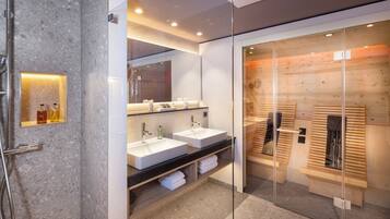 Moderne Suite mit Balkon (eigene Infrarotkabine) | Banheiro | Produtos de toalete grátis, secador de cabelo, roupões de banho