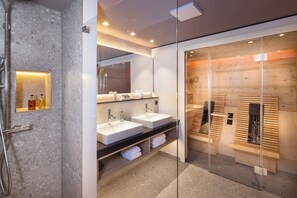 Moderne Suite mit Balkon (eigene Infrarotkabine) | Bad | Toalettartikler (inkludert), hårføner, badekåper og tøfler