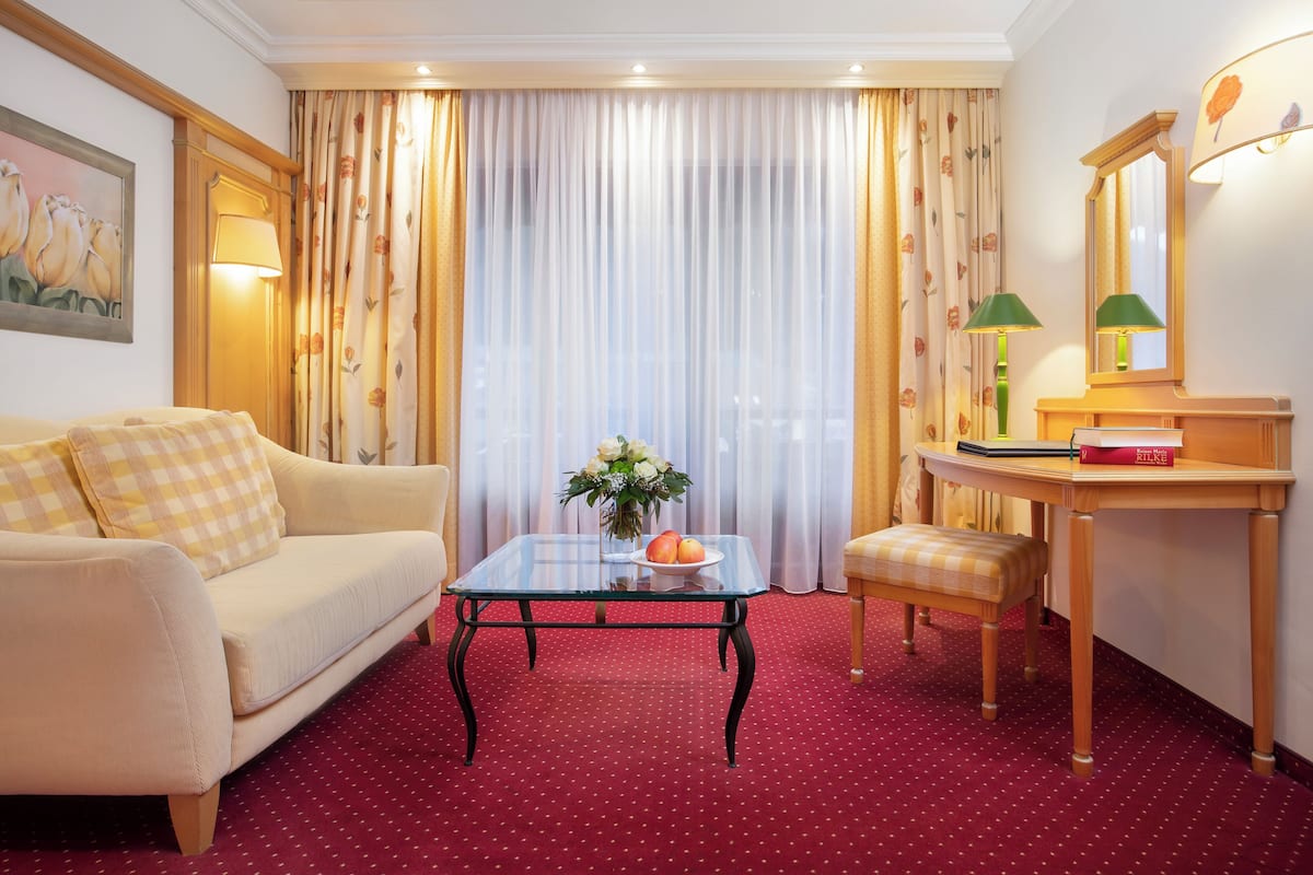 Hypo-allergenic bedding, minibar, in-room safe, desk
