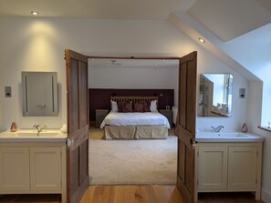Luxury Suite, Multiple Beds, Garden View | Premium bedding, Tempur-Pedic beds, in-room safe, individually decorated - Elderbrook House (Swindon)
