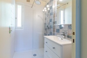 Badewanne, Haartrockner, Handtücher