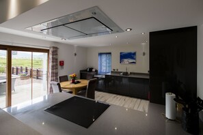 Réfrigérateur, micro-ondes, plaque de cuisson, lave-vaisselle