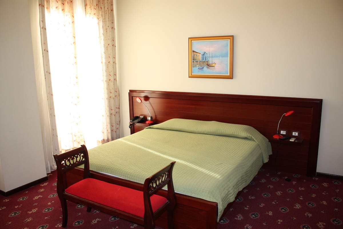 Quarto casal luxo, 1 cama Queen, vista para o mar | Roupas de cama premium, cofres nos quartos, escrivaninha