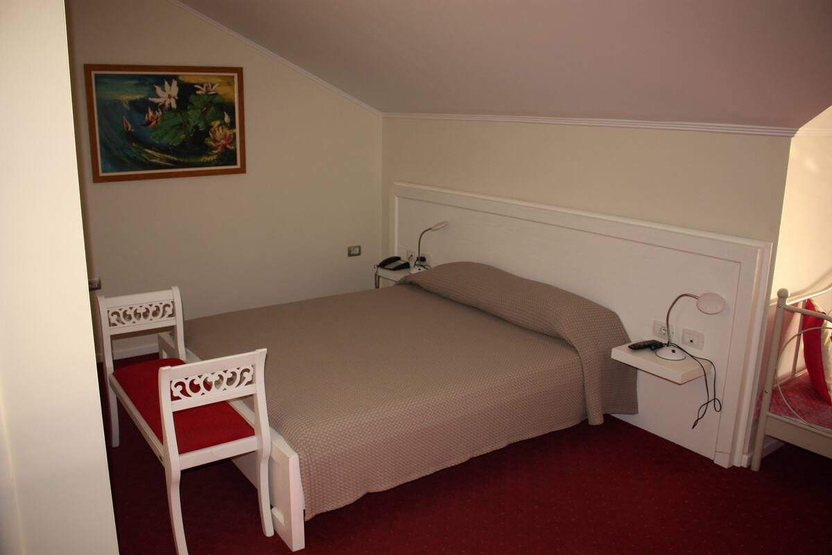 Quarto casal standard, 1 cama Queen, vista para o mar | Roupas de cama premium, cofres nos quartos, escrivaninha